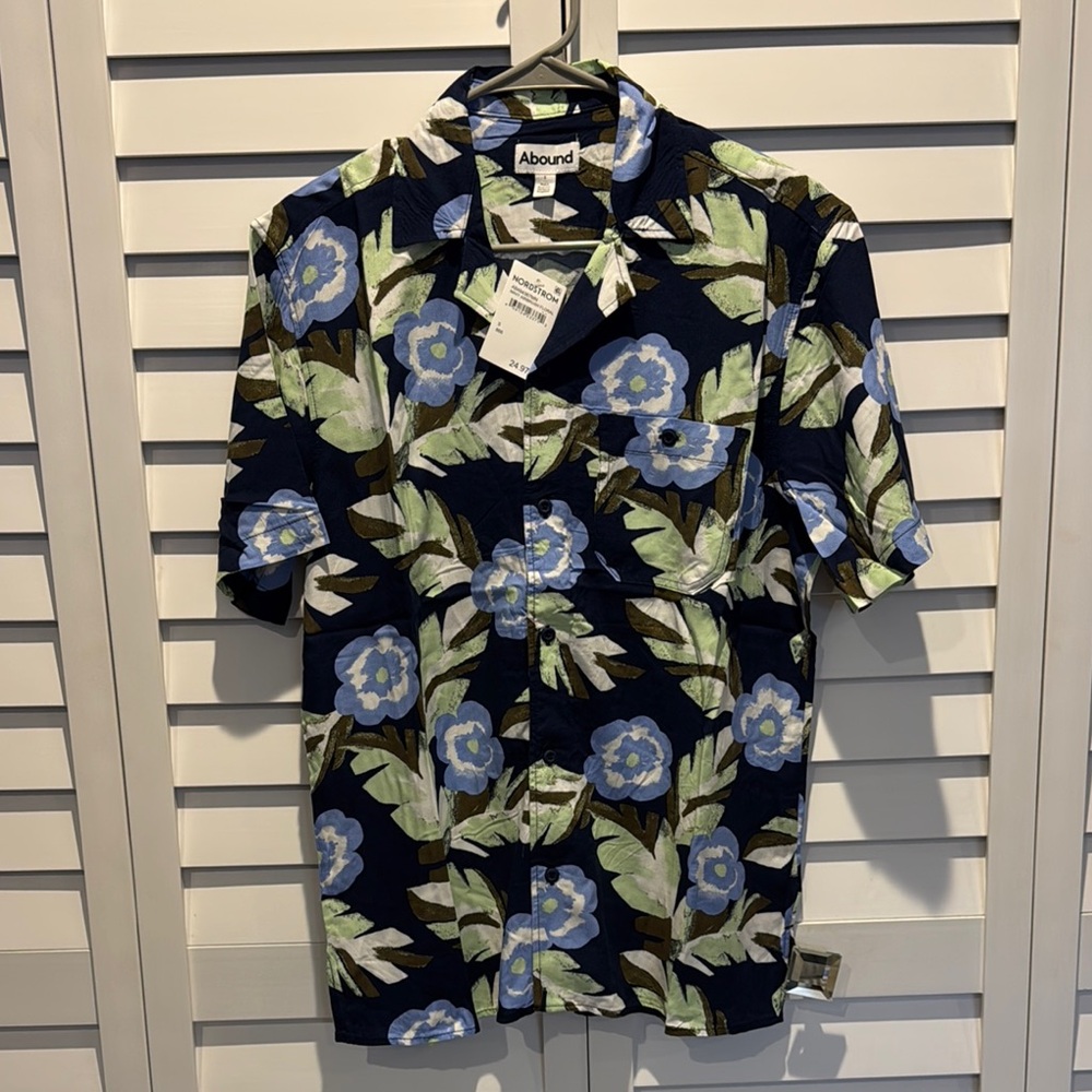 Abound NWT Blue and Green Floral Casual Button Down Shirt in 100% Viscose.